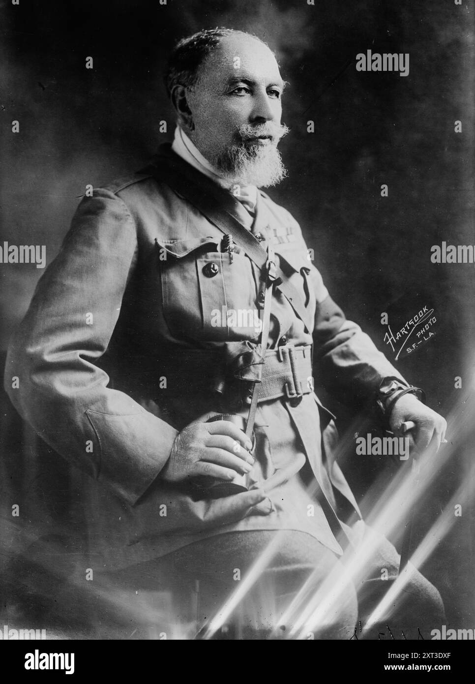 Frederick Villiers, entre c1915 et c1920. Spectacles Frederick Villiers (1851-1922), artiste de guerre britannique et correspondant de guerre. Banque D'Images