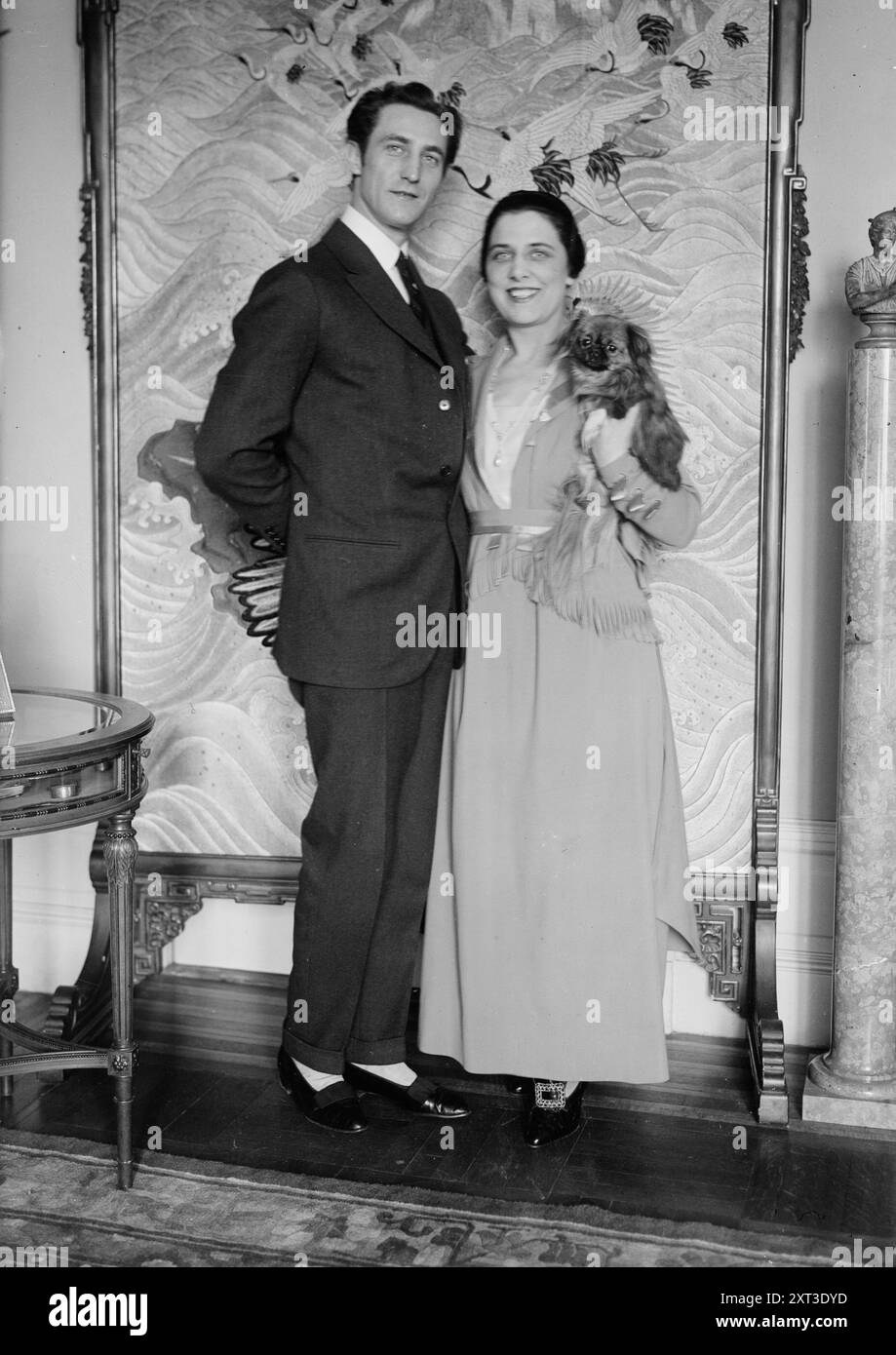 Farrar &amp ; Lou Tellegen, entre c1915 et c1920. Montre la chanteuse d'opéra soprano américaine Geraldine Farrar (1882-1967) avec son mari, acteur et scénariste Lou Tellegen (1881-1934). Farrar tient un chien. Banque D'Images