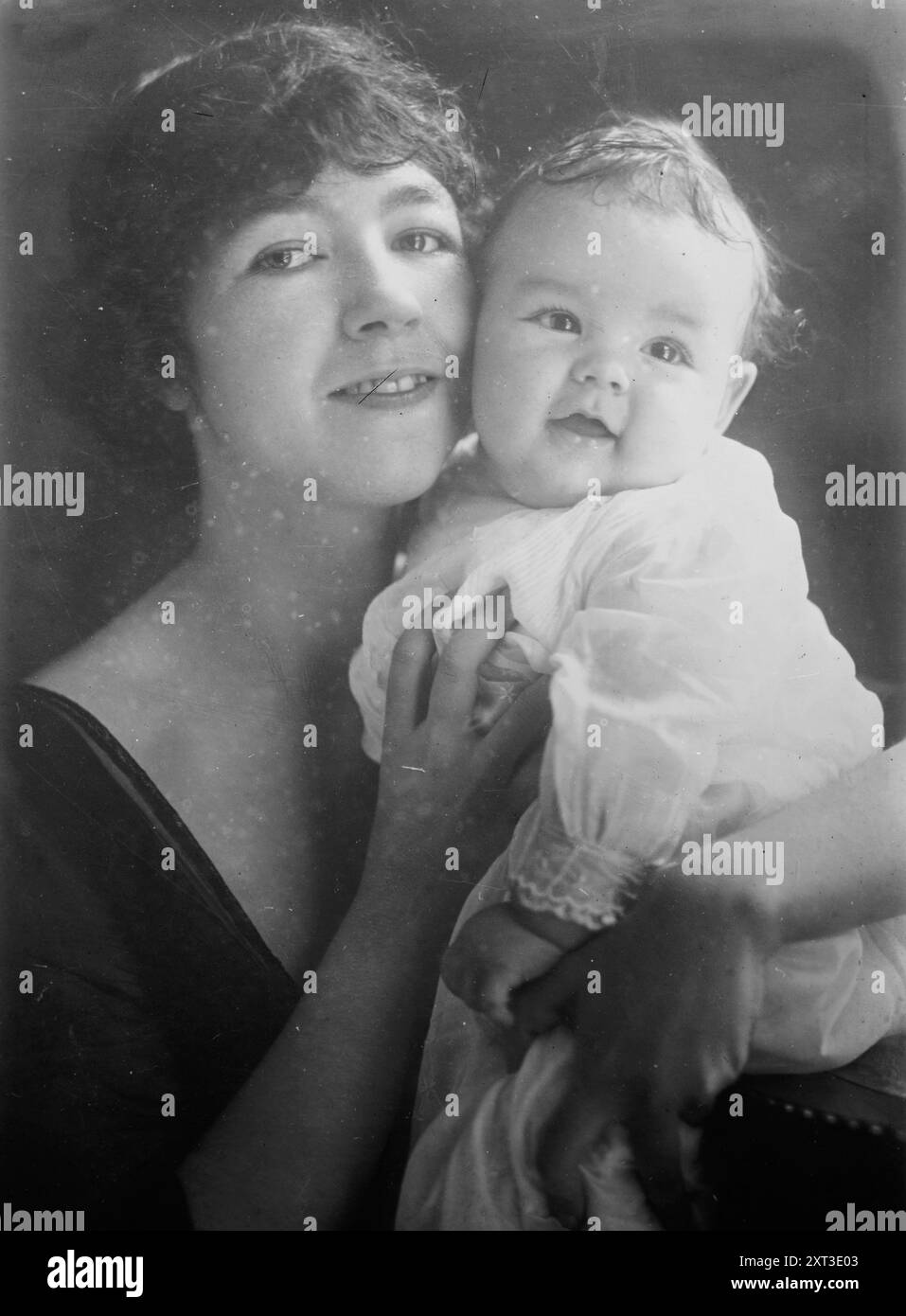 MRS Alston R. Simpson, entre c1910 et c1920. Montre l'ancienne Lucy Hoke Smith qui a épousé Alston R. Simpson en 1913, avec son bébé Hoke Smith Simpson. Banque D'Images