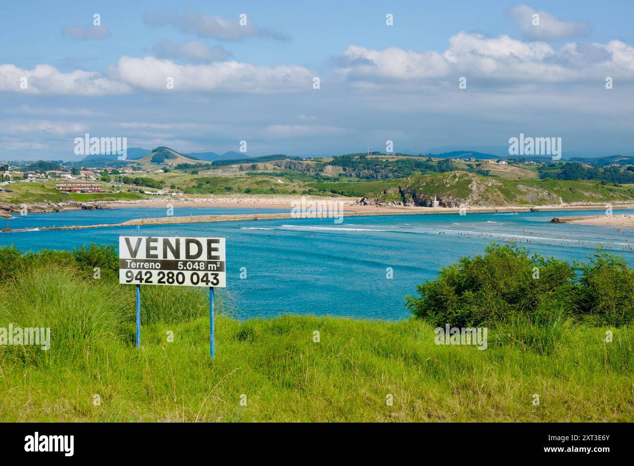 Signe de vente pour un terrain surplombant l'estuaire des rivières Saja-Besaya Suances Cantabria Espagne Banque D'Images