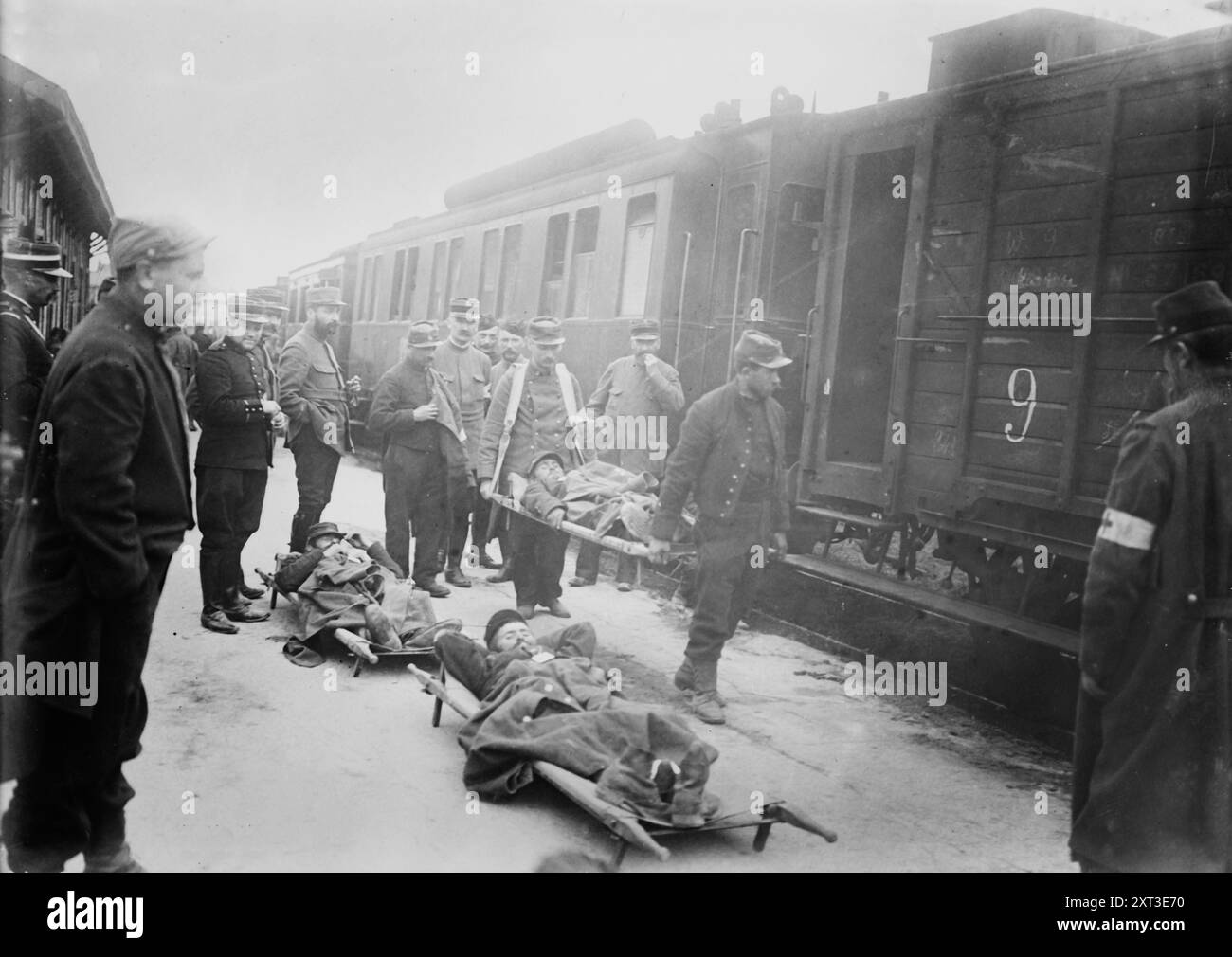 Les blessés arrivent à Chalons sur Marne, 1914. Montre des soldats blessés sur des civières à côté de wagons de chemin de fer à Chalons sur Marne (aujourd'hui Chalons-en-Champagne), France pendant la première Guerre mondiale Banque D'Images