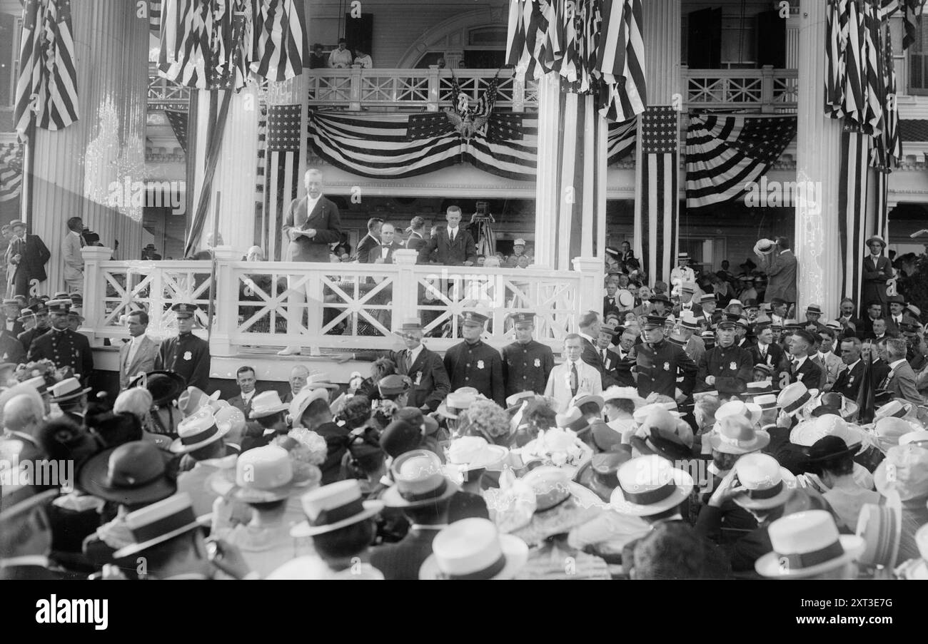 Notification Wilson, 1916. Montre une foule de gens le 2 septembre 1916, suite à la notification de Woodrow Wilson qu'il a été nommé candidat démocrate à la présidence pour les élections de 1916. La photo a été prise au domaine Shadow Lawn dans le New Jersey, qui a servi de Maison Blanche d'été à Wilson à l'été 1916. Banque D'Images