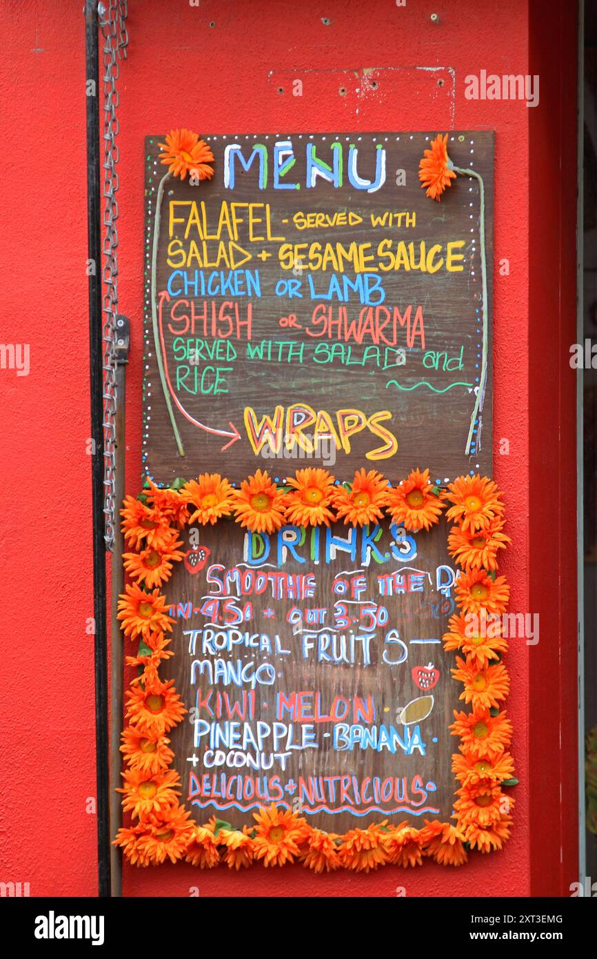 Londres, Royaume-Uni - 03 avril 2010 : Menu de la Boutique falafel Smoothie Drinks Fast Food Restaurant Red Wall au marché de Portobello Road. Banque D'Images