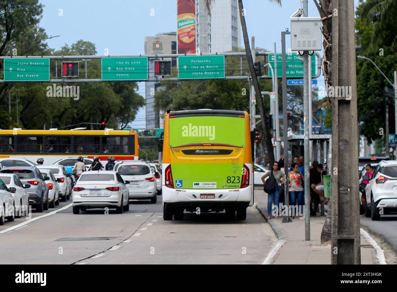 Recife, Brésil. 13 août 2024. PE - RECIFE - 08/13/2024 - RECIFE, GRÈVE DES CHAUFFEURS DE BUS - mouvement sur l'Avenida Agamenom Magalhaes dans la zone centrale de Recife (PE), lors de la grève des chauffeurs de bus ce mardi (13). La grève a été décidée par les chauffeurs de bus le 7 août, après une Assemblée de catégorie. Dans le cadre de la campagne salariale, les chauffeurs de bus exigent : ajustement salarial, fin du contrôle GPS, fin de la rémunération horaire, bon de nourriture de 720,00 R$. Certaines lignes rejoignent le mouvement, mais opèrent avec une flotte considérablement réduite. Photo : Marlon Costa/AGIF crédit : AGIF/Alamy Live News Banque D'Images