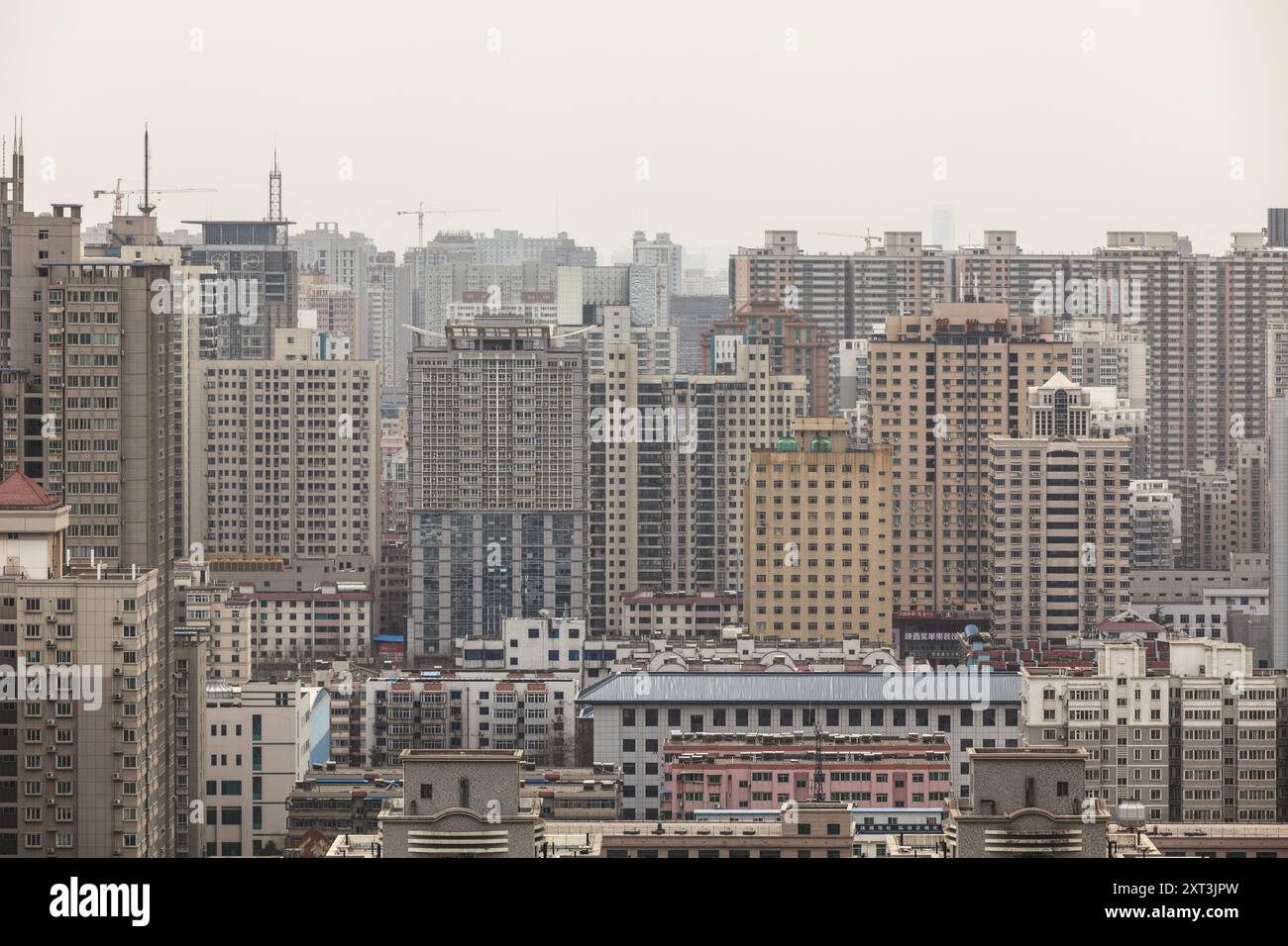 Une vue panoramique de l'environnement urbain densément peuplé de Shanghai, mettant en évidence une variété de grands bâtiments résidentiels et commerciaux sous un nuage Banque D'Images