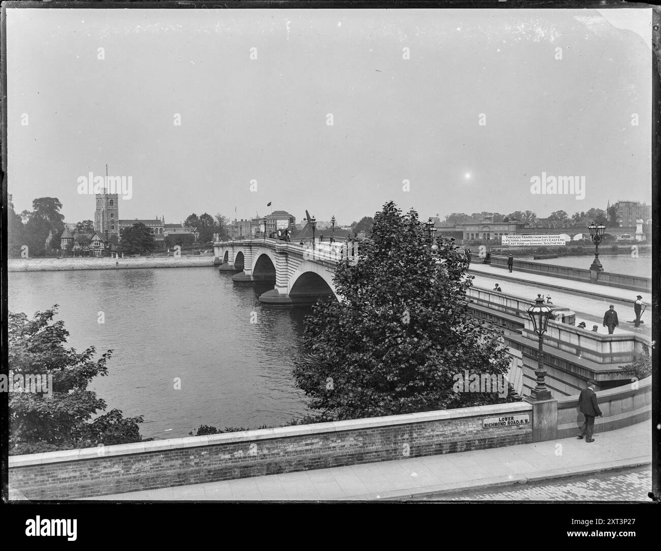 Putney Bridge, Putney, Wandsworth, Greater London Authority, 1905. La vue depuis Lower Richmond Road, Putney regardant à travers le nouveau pont Putney vers All Saints Church, Fulham sur la rive opposée de la Tamise. Ce pont a remplacé le vieux pont Putney qui datait de 1729. Les travaux de remplacement ont commencé en 1880 et ont été achevés en 1886, après quoi le vieux pont a été démoli. Banque D'Images