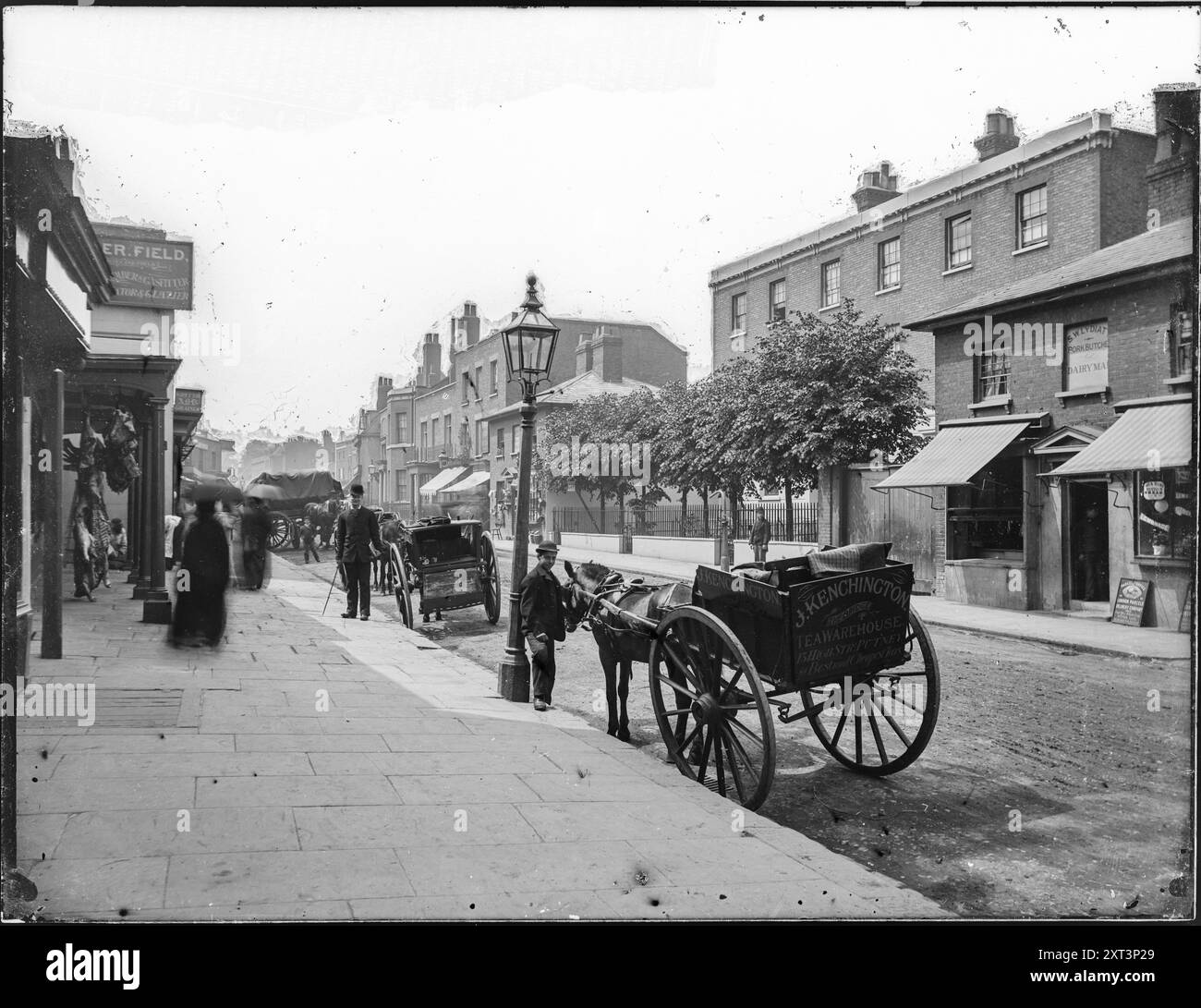 Putney High Street, Putney, Wandsworth, Greater London Authority, 1881. La vue depuis l'extrémité inférieure de Putney High Street avec le magasin Betts' Butcher au numéro 15 vu à gauche. Cette image est reproduite comme Fig. 30 dans 'William Field's Photographs of Putney', compilé par Dorian Gerhold et Michael Bull pour la Wandsworth Historical Society. Banque D'Images