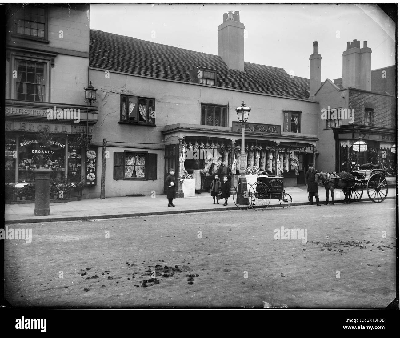 Putney High Street, Putney, Wandsworth, Greater London Authority, c1893. L'extérieur de la boucherie de Pook au 15 Putney High Street. Cette image apparaît dans &#x2018;William Field&#x2019;photographies de Putney&#x2019;, compilées par Dorian Gerhold et Michael Bull pour la Wandsworth Historical Society. Les notes de l'étiquette se lisent comme suit : « Betts' Old Shop, 1880, DC Harrod ». D'après les données des annuaires commerciaux, cette photographie semble suggérer une date d'environ 1893. Banque D'Images