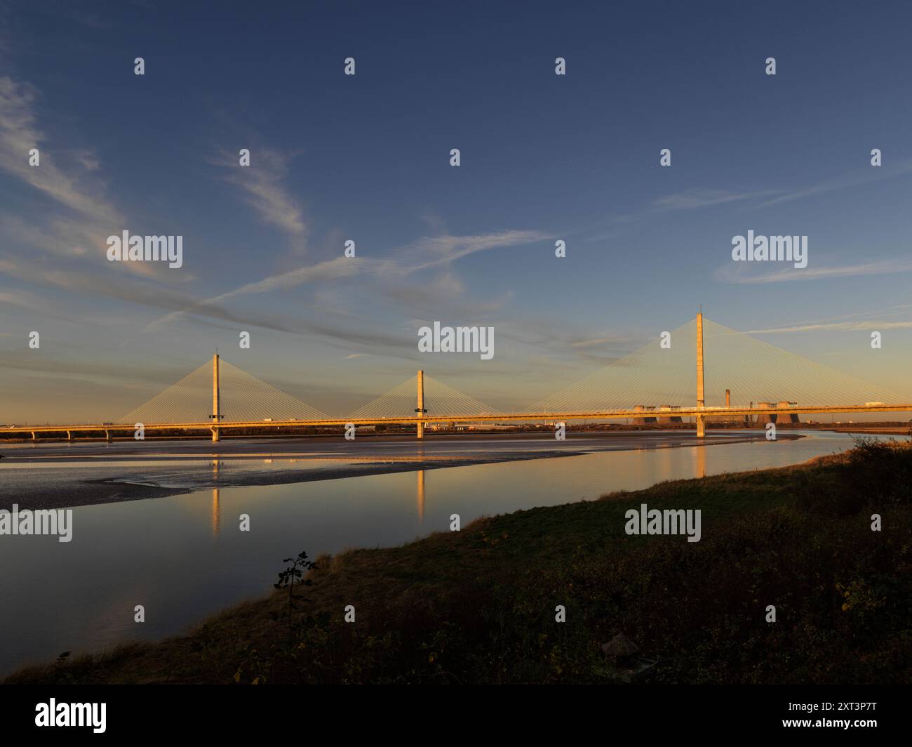 Pont Mersey Gateway, Runcorn, Halton, 2021. Vue générale du pont Mersey Gateway et de la centrale électrique Fiddler's Ferry au-delà, depuis le sud-ouest Banque D'Images