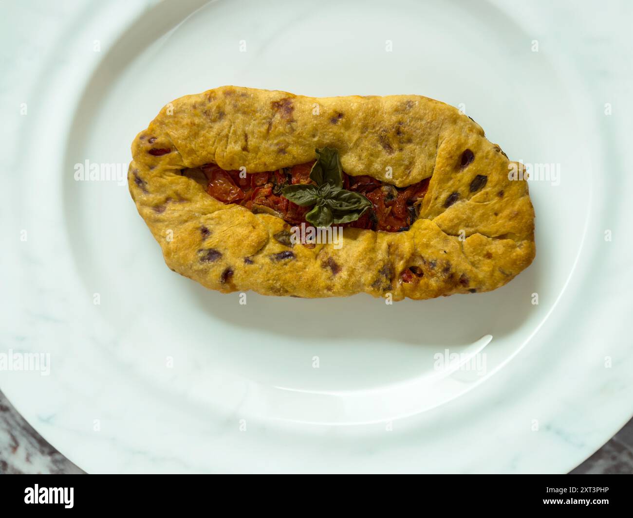 su mustazzeddu pain sarde typique garni de tomate, ail, basilic et oignon Banque D'Images