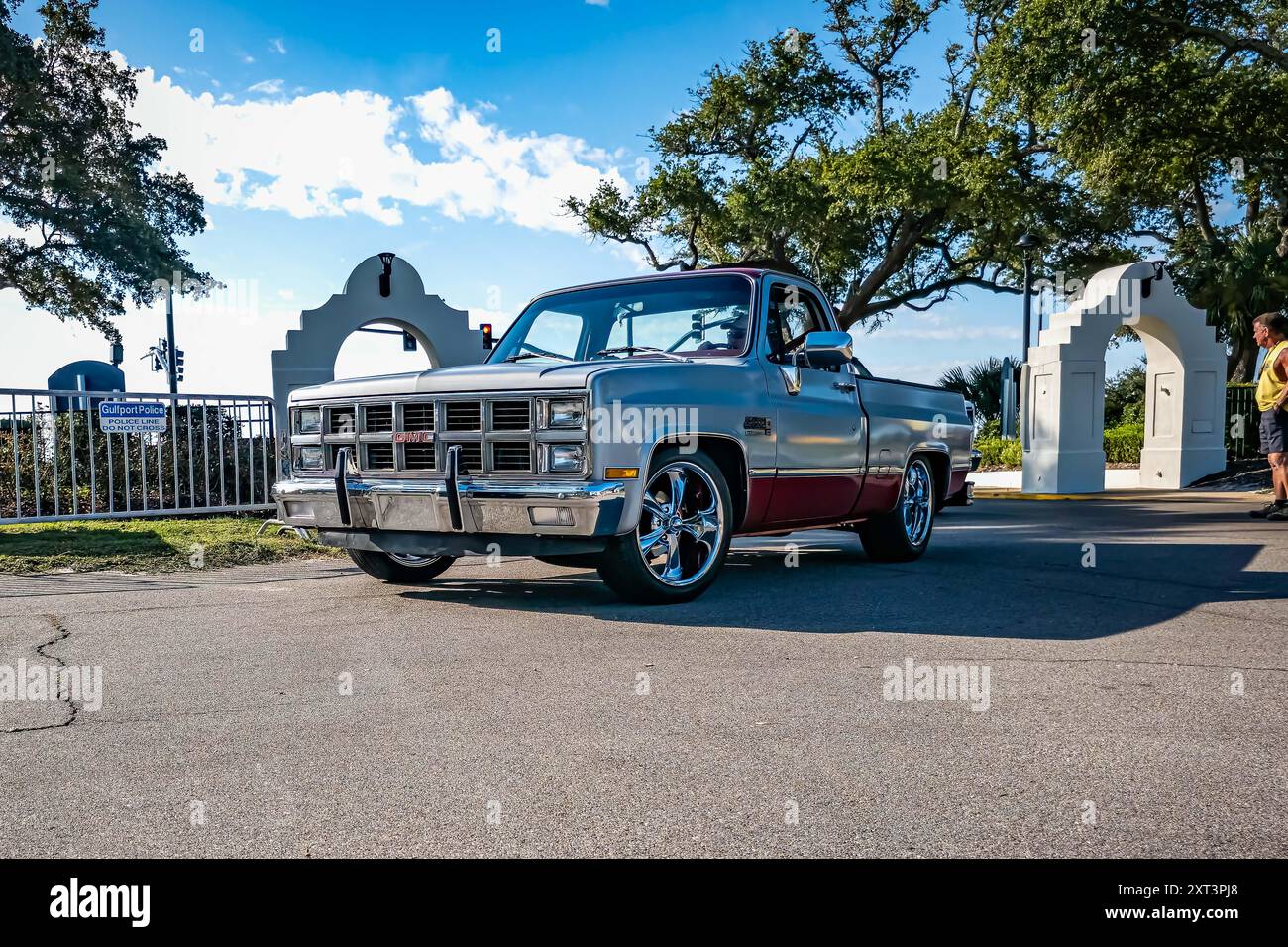 Gulfport, Mississippi - 2 octobre 2023 : vue de coin avant basse d'un pick-up Sierra Classic 1500 1982 de GMC lors d'un salon automobile local. Banque D'Images