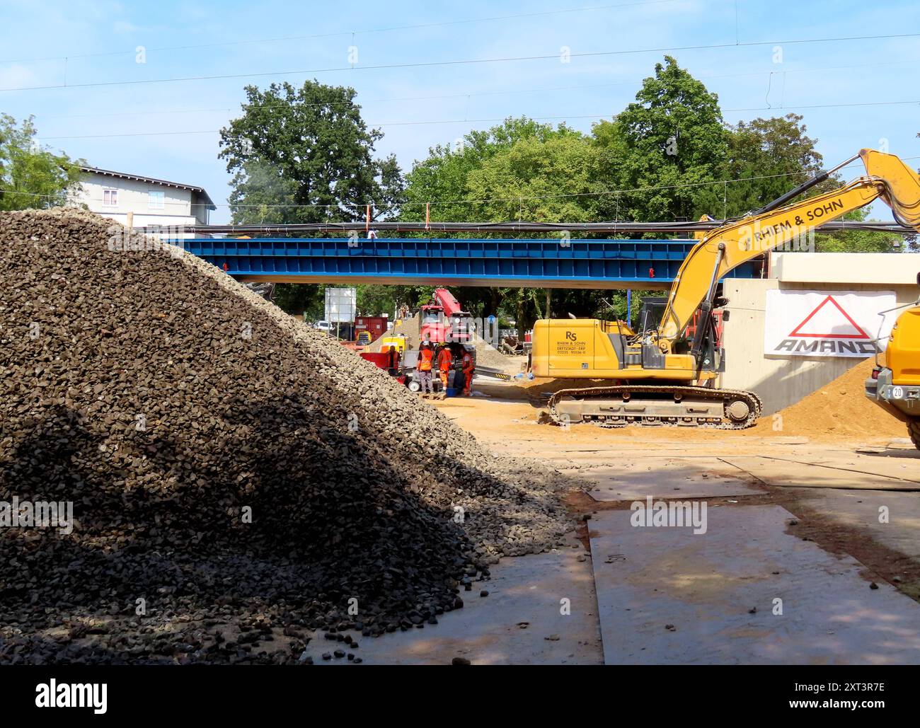 ...Das Bauwerk ist fast vollendet - der Schotter wird eingefuellt, die neuen Schwellen und Gleise verlegt - die Anschlussstuecke an den Bahndamm aufgefuellt - und dann koennen die Zuege erneut rollen... Bahnbruecke Neuss Sued - Berge an Schotter werden in die neue Bahnbruecke gefuellt *** la construction est presque terminée le ballast est rempli, les nouvelles traverses et les voies sont posées les pièces de raccordement au remblai de chemin de fer sont remplies, puis les trains peuvent rouler à nouveau pont de chemin de fer Neuss sued montagnes de ballast sont remplies dans le nouveau pont de chemin de fer Banque D'Images