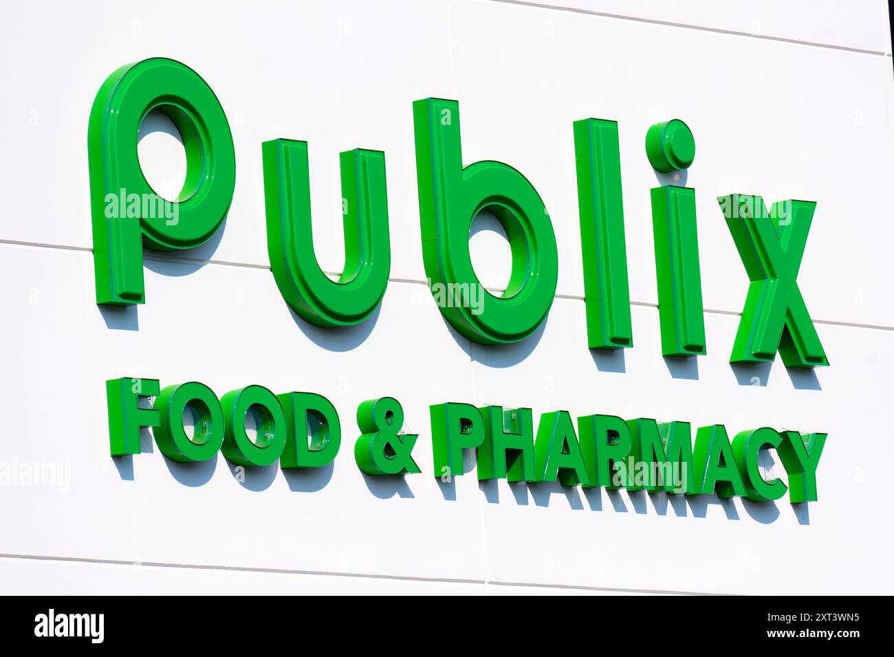 Maryville, Tennessee, États-Unis, 5 août 2024 : gros plan horizontal d'un panneau de façade d'un magasin Publix à un angle. Banque D'Images