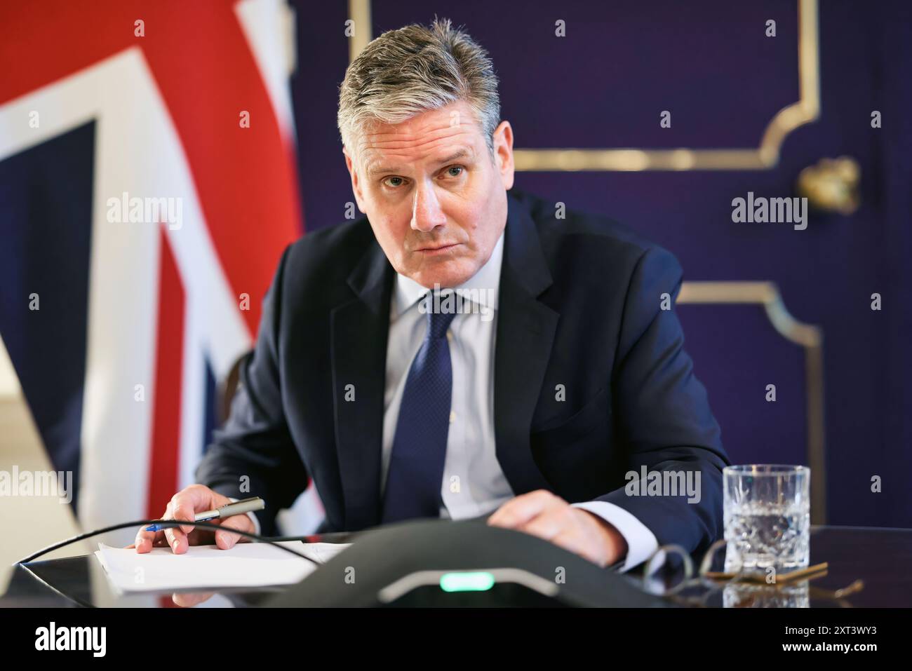 Keir Starmer, le premier ministre britannique, était assis derrière un bureau dans son bureau au 10 Downing Street à Londres, regardant loin de la caméra (par Simon Dawson, Ope Banque D'Images