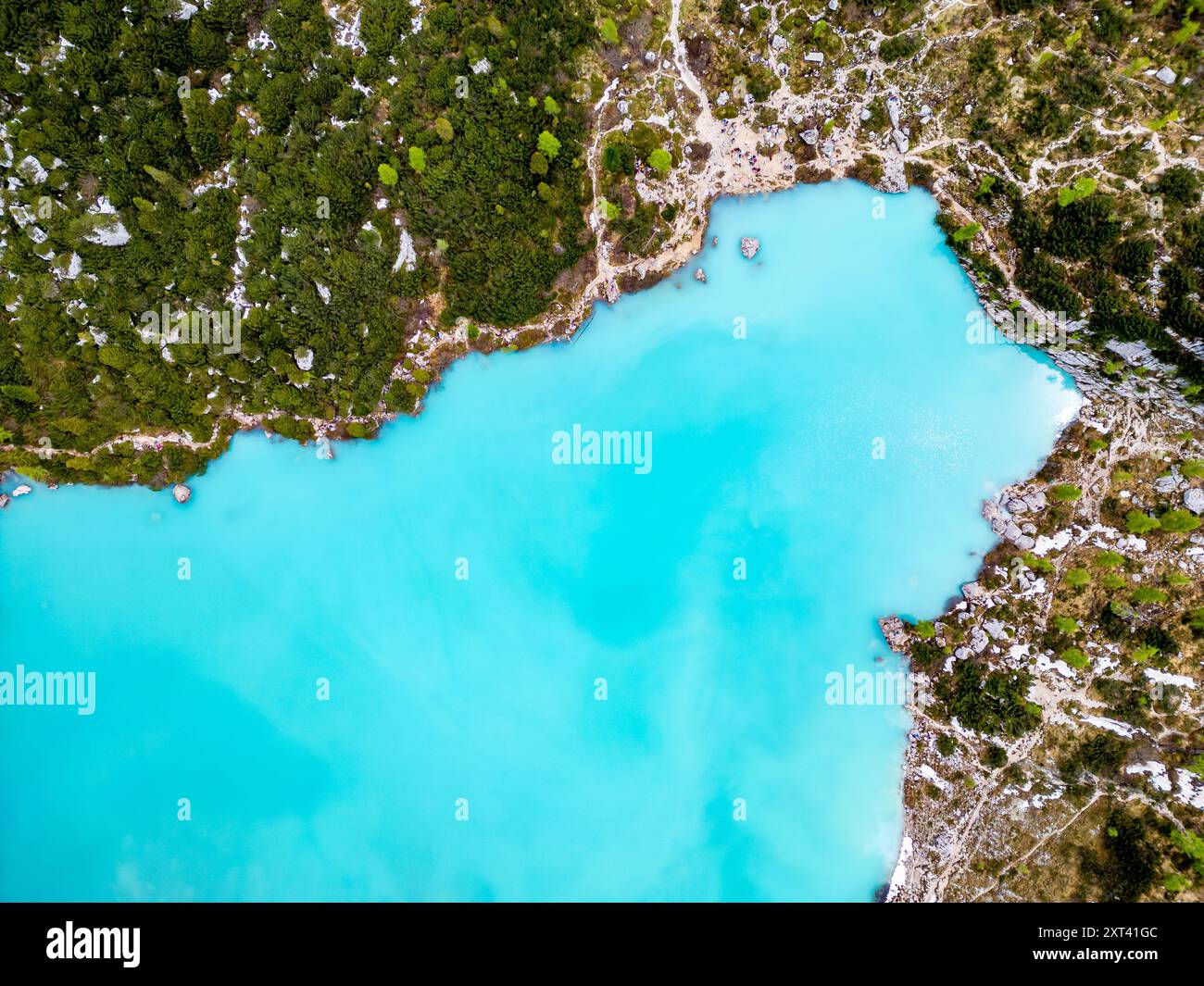 Vue aérienne drone du magnifique lac Sorapis, Lago di Sorapis, dans les Dolomites, destination de voyage populaire en Italie. Lac bleu vert dans les Dolomites italiennes Banque D'Images