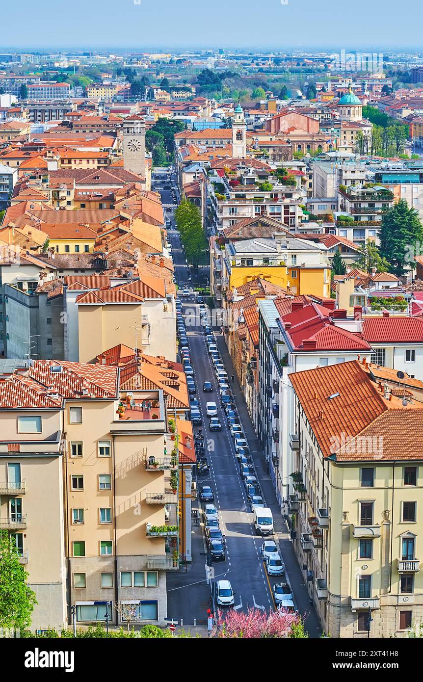 La longue via Antonio Locatelli, bordée de maisons anciennes aux toits rouges, vue depuis la Citta Alta, Bergame, Italie Banque D'Images