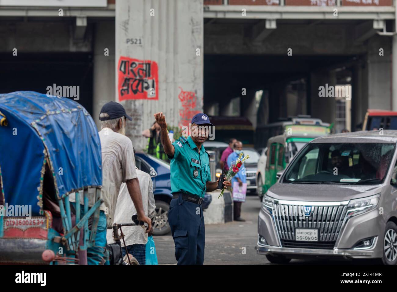 Dhaka, Bangladesh. 12 août 2024. Un officier de la police de la circulation du Bangladesh donne des instructions aux conducteurs après que la police a annulé leur grève et repris leurs fonctions à la suite d'une réunion avec le gouvernement intérimaire. La police bangladaise a repris ses patrouilles dans la capitale Dacca, mettant fin à une grève d'une semaine qui a laissé un vide juridique et de l'ordre après l'éviction brutale de l'ancien premier ministre autocratique Sheikh Hasina. (Crédit image : © Sazzad Hossain/SOPA images via ZUMA Press Wire) USAGE ÉDITORIAL SEULEMENT! Non destiné à UN USAGE commercial ! Banque D'Images