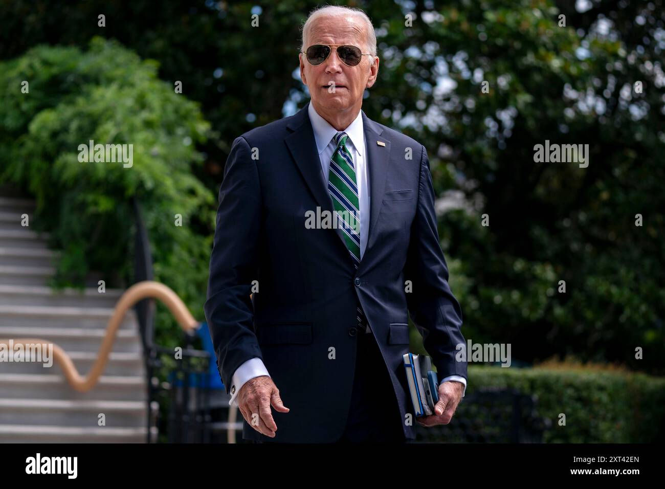 Washington, États-Unis . 13 août 2024. Le président Joe Biden quitte la Maison Blanche à Washington, DC le mardi 13 août 2024. Le président et la première dame se rendent à la Nouvelle-Orléans, en Louisiane, pour assister à l'événement de l'initiative Biden cancer Moonshot à l'université de Tulane. Photo de Bonnie Cash/Pool/Sipa USA crédit : Sipa USA/Alamy Live News Banque D'Images