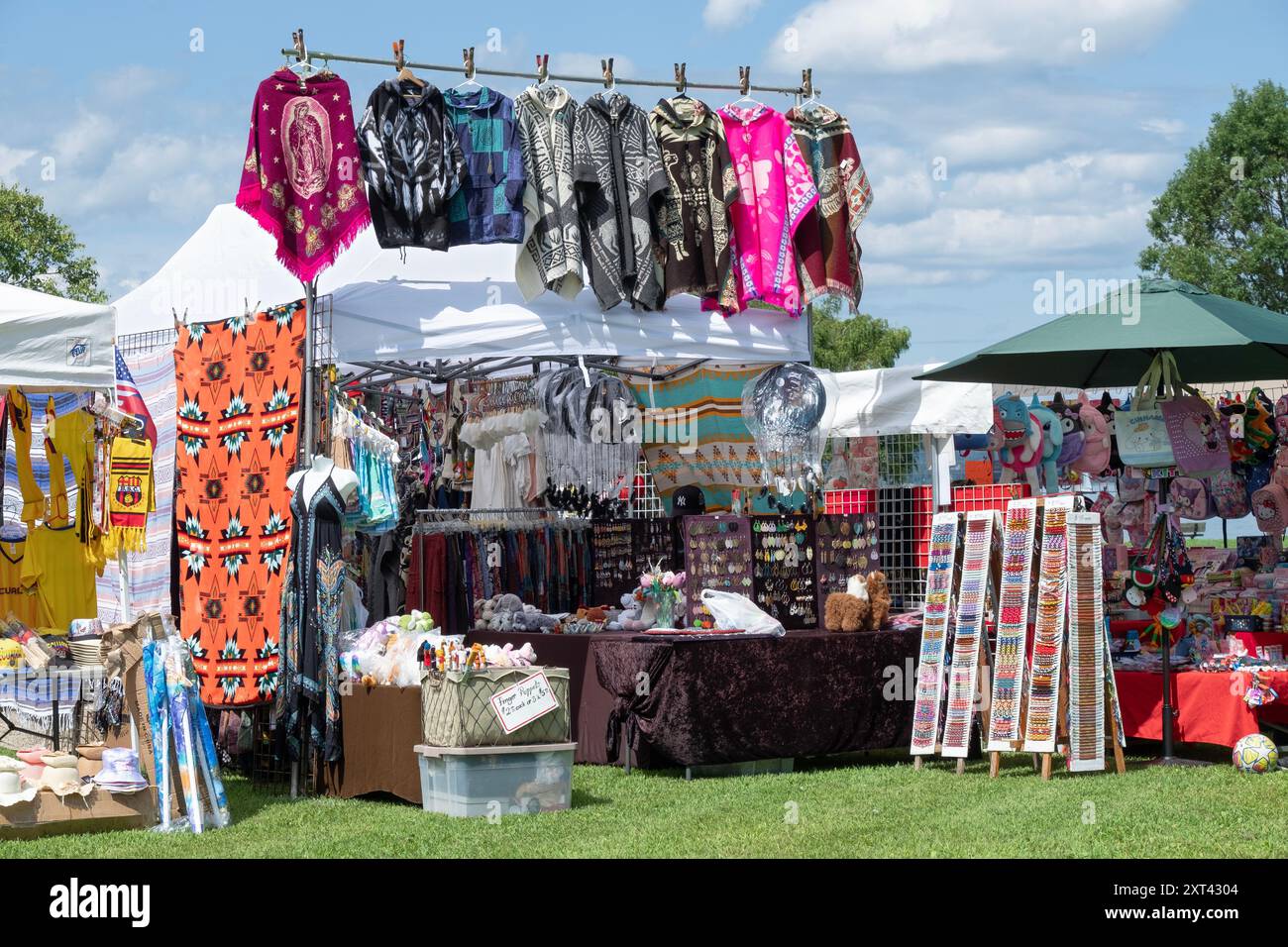 Un des nombreux stands de l'Équateur produits connexes en vente au Festival du patrimoine équatorien à Croton-on-Hudson, Westchester, New York. Banque D'Images