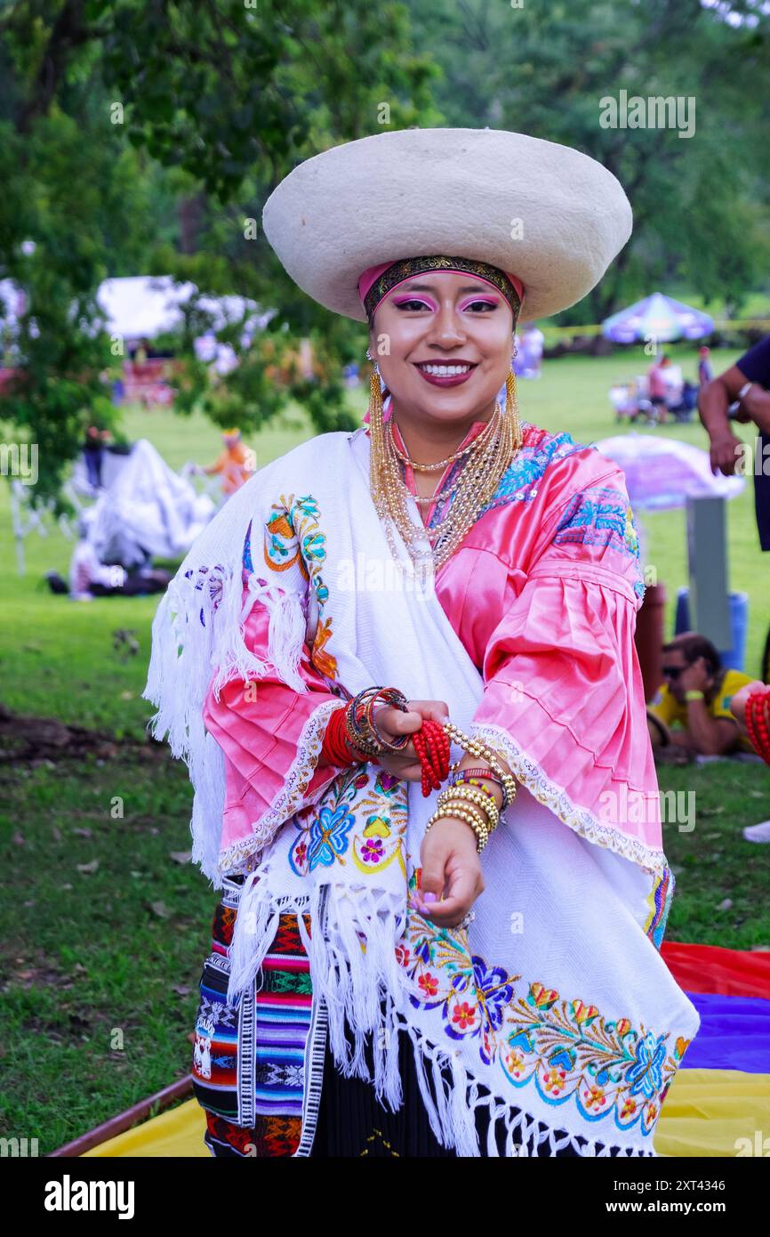 Portrait d'une danseuse attirante en costume au Festival du patrimoine équatorien à Croton point Park, Croton-on Hudson, Westchester, New York. Banque D'Images