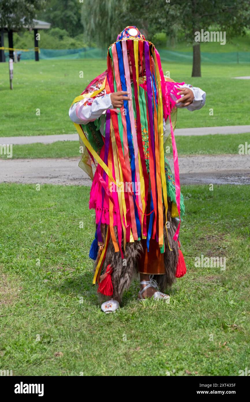 Un danseur masculin du groupe Sentimiento Andina NY se prépare à danser au Festival du patrimoine équatorien à Croton on Hudson, Westchester, NY. Banque D'Images