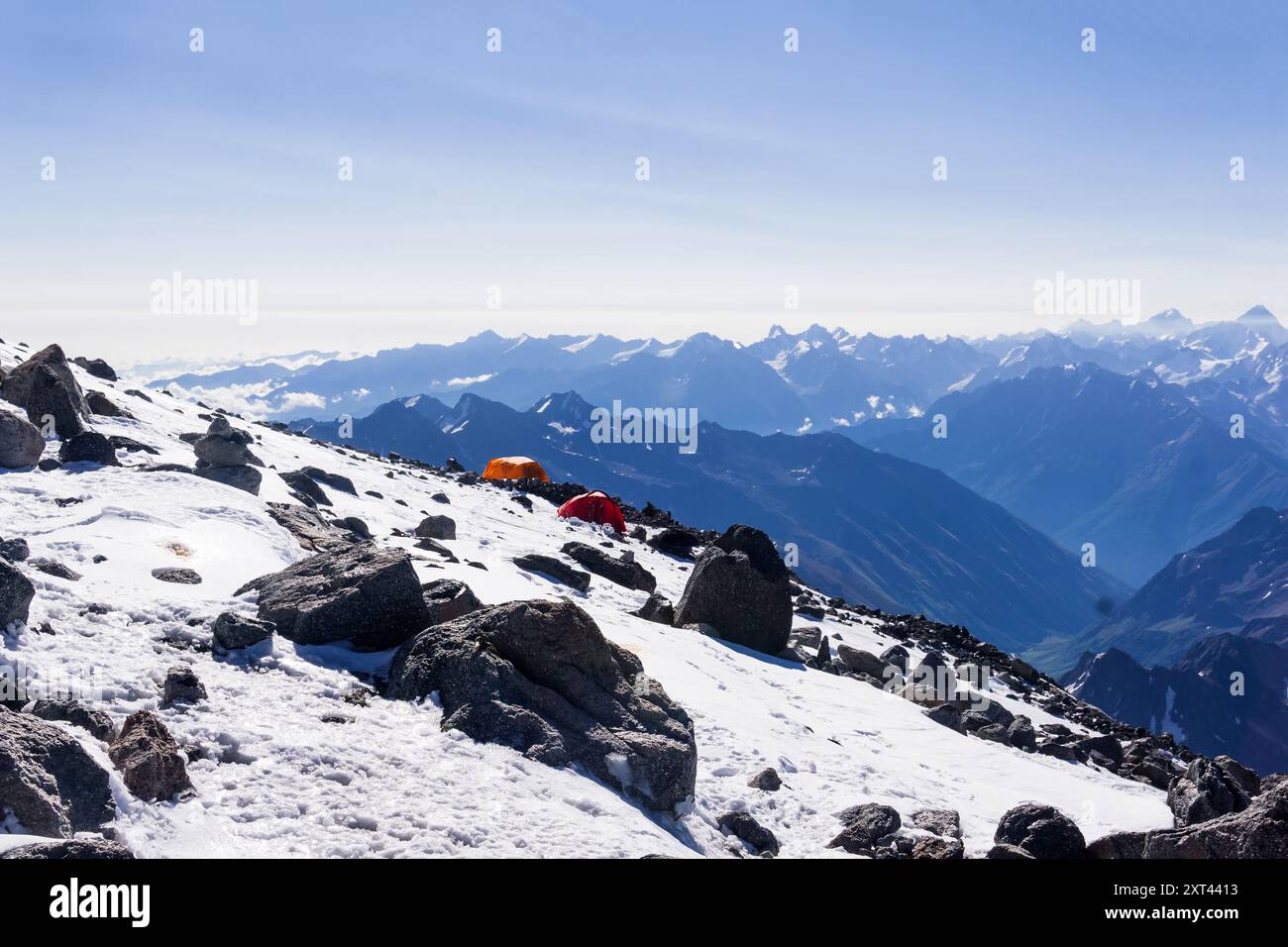 paysage de haute montagne avec des tentes, camp d'alpinisme parmi les neiges éternelles et les rochers Banque D'Images