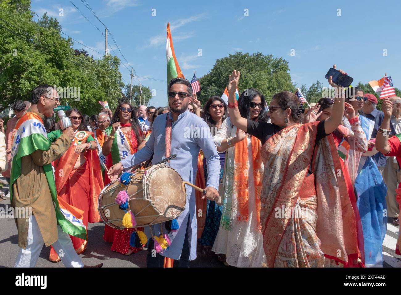 Un groupe de marcheurs en jubilation célèbre l'anniversaire de l'indépendance de l'Inde lors de la New City India Day Parade dans le comté de Rockland, New York. Banque D'Images