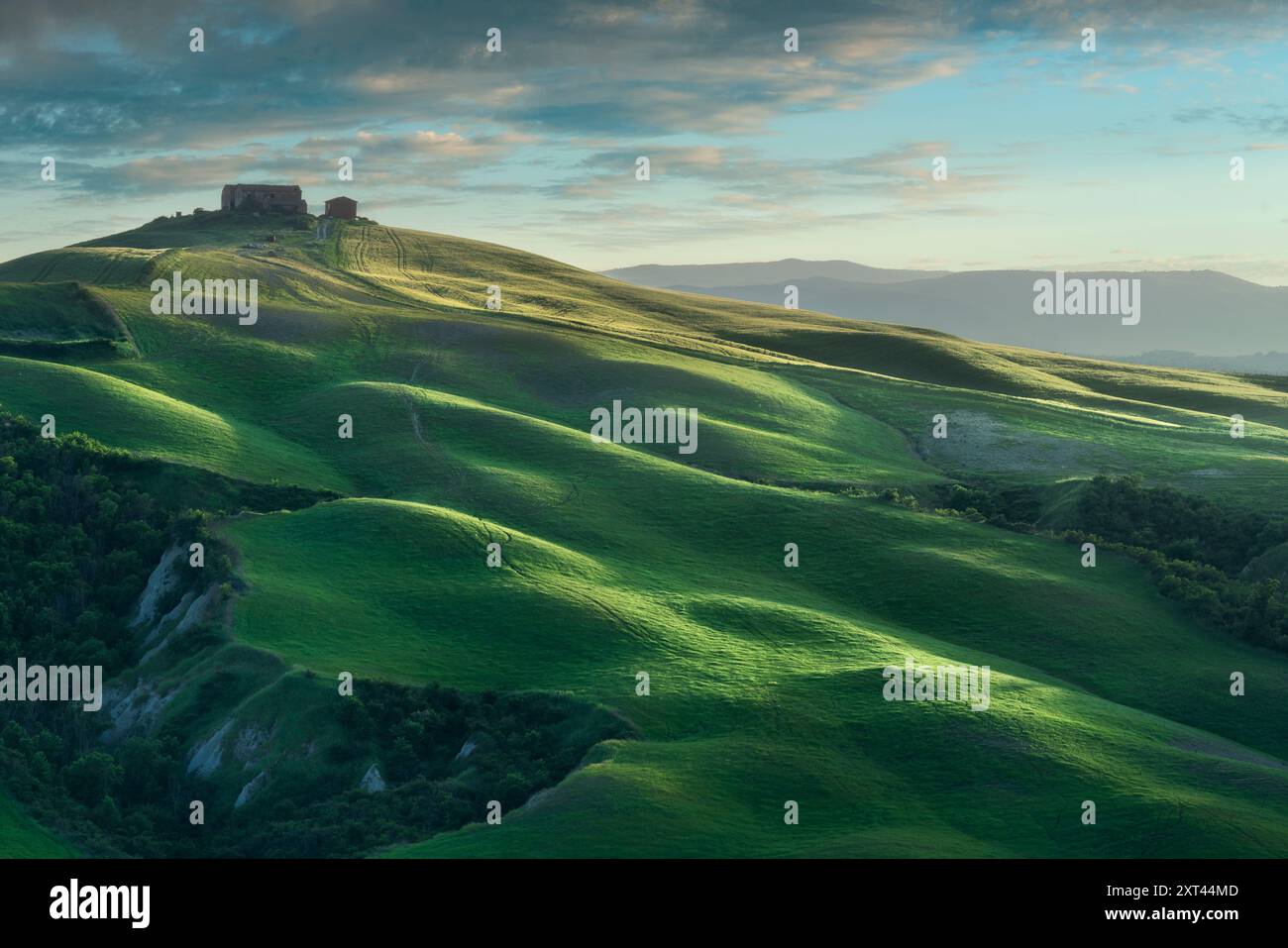 Ruine sur les collines de Crete Senesi au coucher du soleil. Paysage printanier à Monte Sante Marie, province de Sienne, région Toscane, Italie Banque D'Images