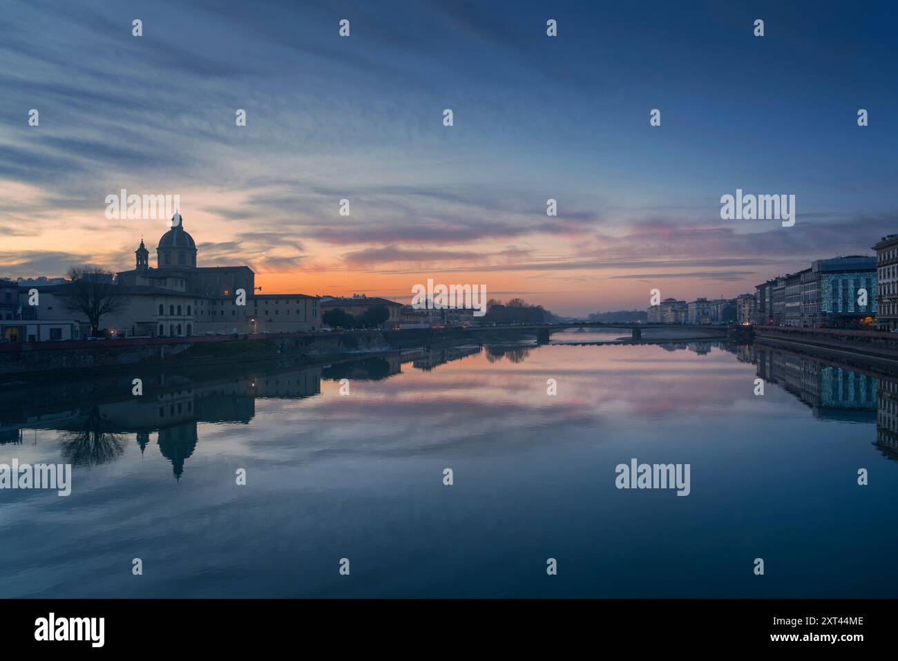 Paysage urbain de Florence après le coucher du soleil. Lungarno vue, la rivière arno et l'église de San Frediano in Cestello. Région Toscane, Italie Banque D'Images