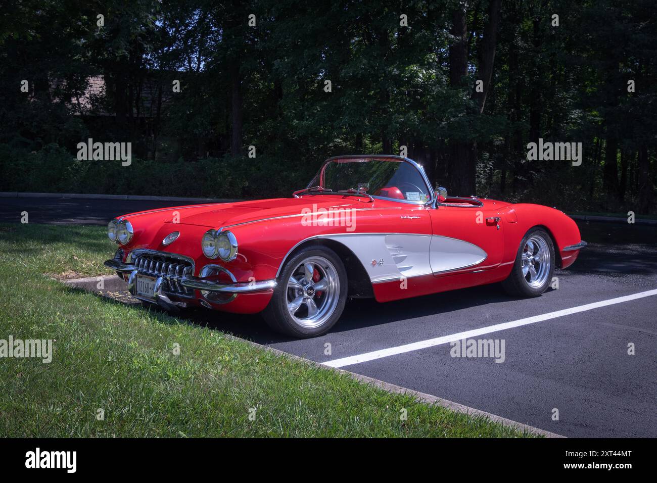 Un cabriolet Corvette Sting Ray rouge restauré de 1958 garé, rouge blanc dans un lot à New City, Clarkstown, Rockland County, New York Banque D'Images