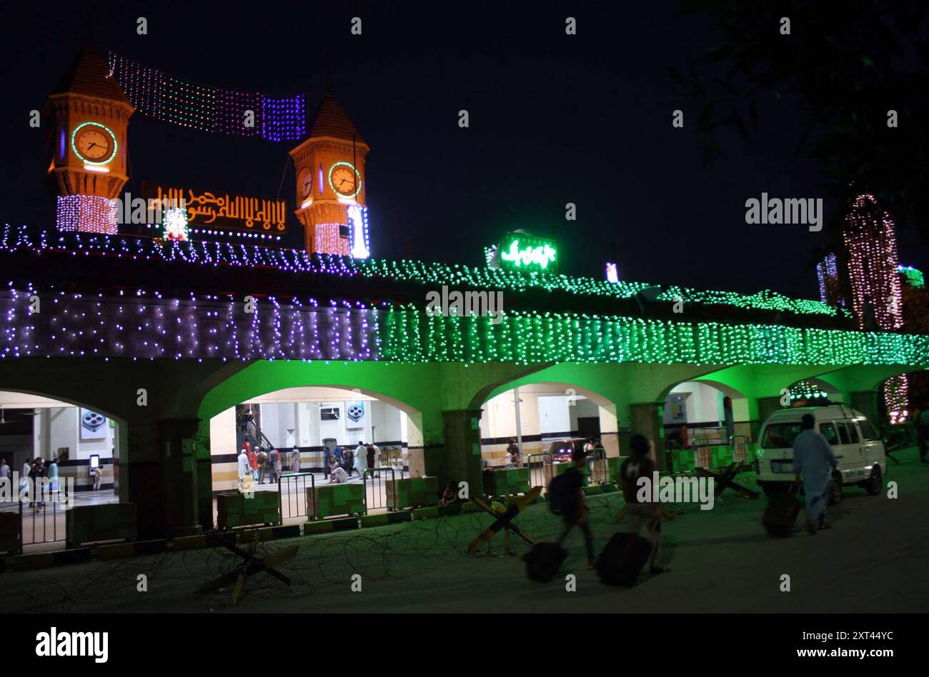 Une belle vue illuminée du bâtiment de la gare ferroviaire dans le cadre du 77ème jour de l'indépendance du Pakistan à venir, à Lahore le mardi 13 août 2024. Banque D'Images