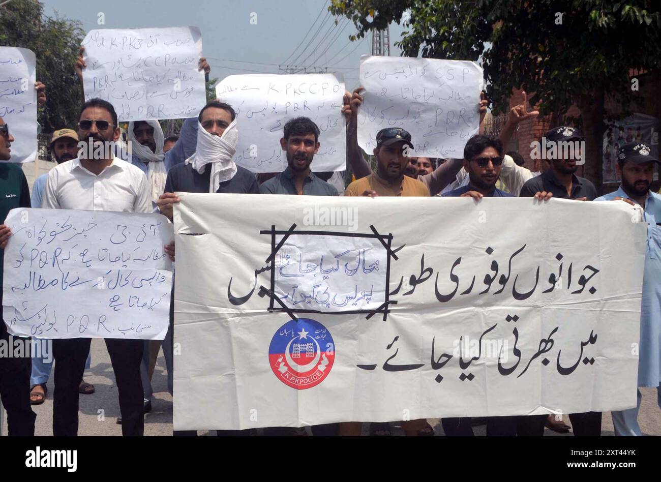 La police Qaumi Razakar (PQR) organise une manifestation de protestation pour le rétablissement de leur emploi, au club de presse de Peshawar le mardi 13 août 2024. Banque D'Images