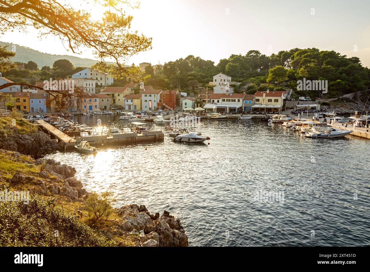 Vieux port de Veli Losinj à la mer Adriatique en Croatie dans la lumière du soir Banque D'Images