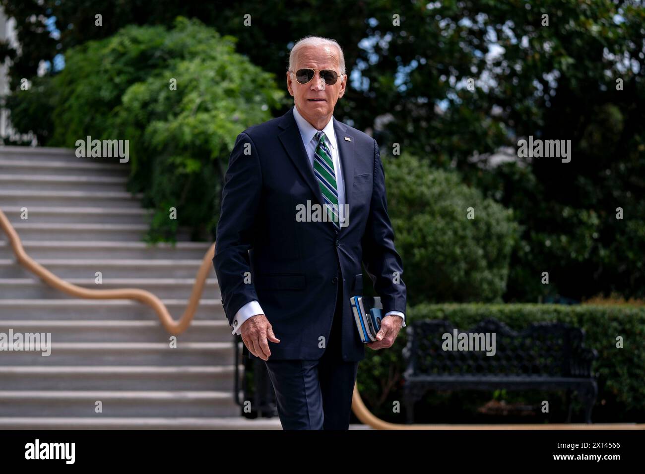 Washington, États-Unis. 13 août 2024. Le président Joe Biden quitte la Maison Blanche à Washington, DC le mardi 13 août 2024. Le président et la première dame se rendent à la Nouvelle-Orléans, en Louisiane, pour assister à l'événement de l'initiative Biden cancer Moonshot à l'université de Tulane. Photo de Bonnie Cash/UPI crédit : UPI/Alamy Live News Banque D'Images