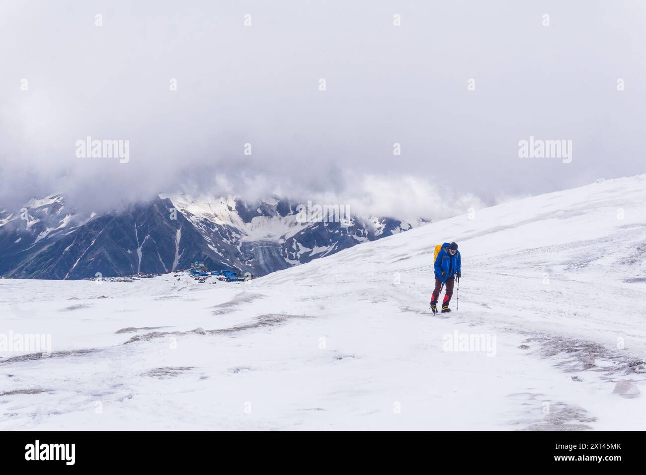 Elbrus, Russie - 31 juillet 2024 : grimpeur grimpe lentement la pente enneigée du mont Elbrus Banque D'Images