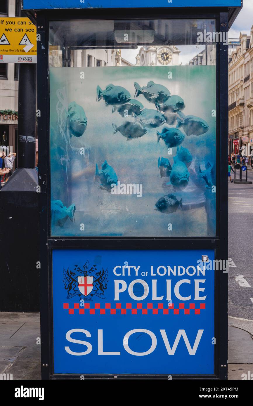 La boîte de sentinelle de la police de Banksy peinte avec des piranhas par l'artiste dans le cadre de sa série animalière londonienne. Banque D'Images