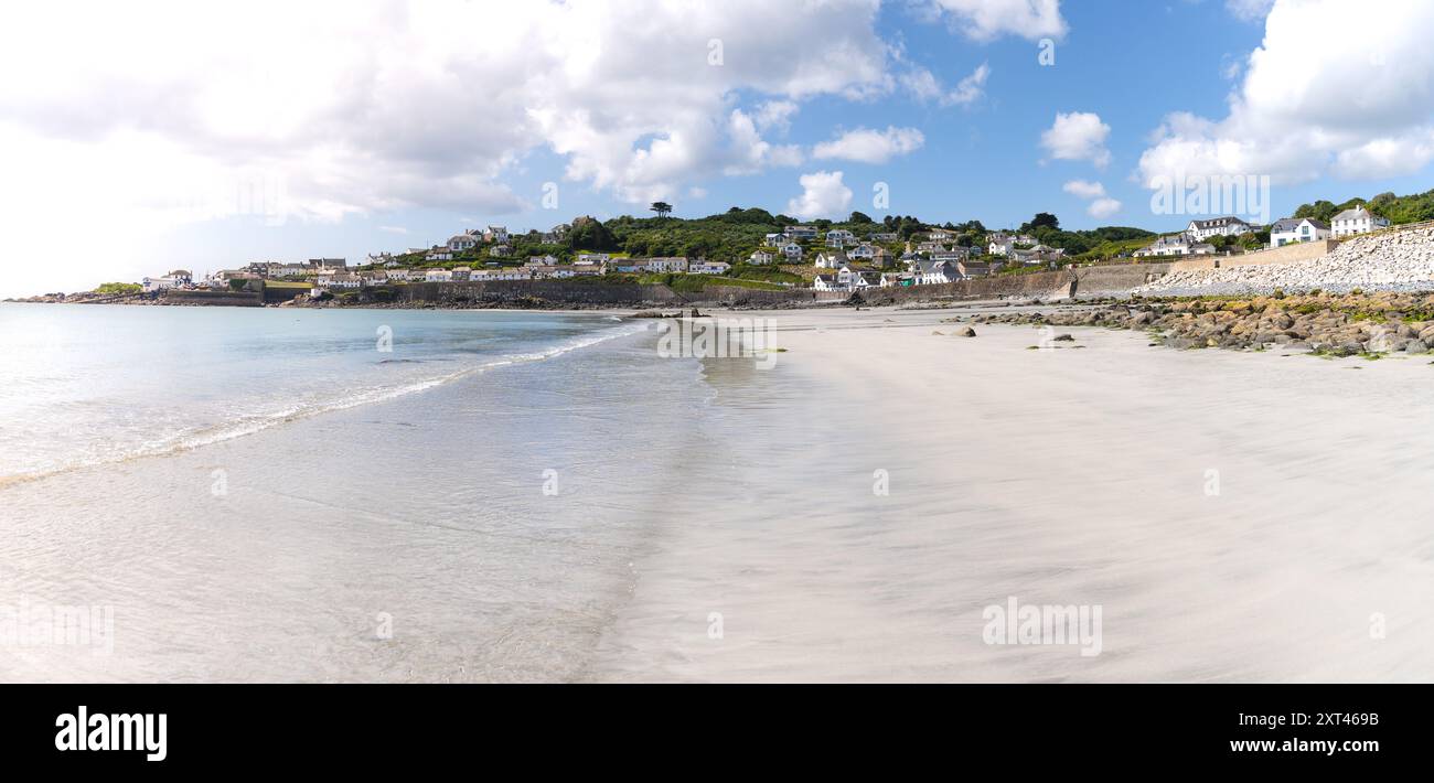 Paysage panoramique de la belle plage de sable blanc à la destination de voyage populaire de Coverack en Cornouailles sur une journée ensoleillée, d'été Banque D'Images