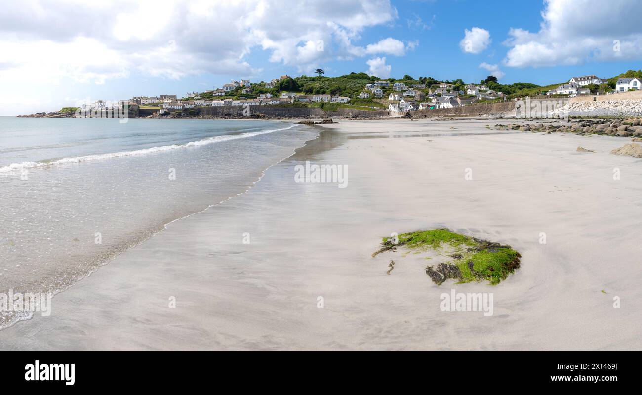 Paysage panoramique de la belle plage de sable blanc à la destination de voyage populaire de Coverack en Cornouailles sur une journée ensoleillée, d'été Banque D'Images
