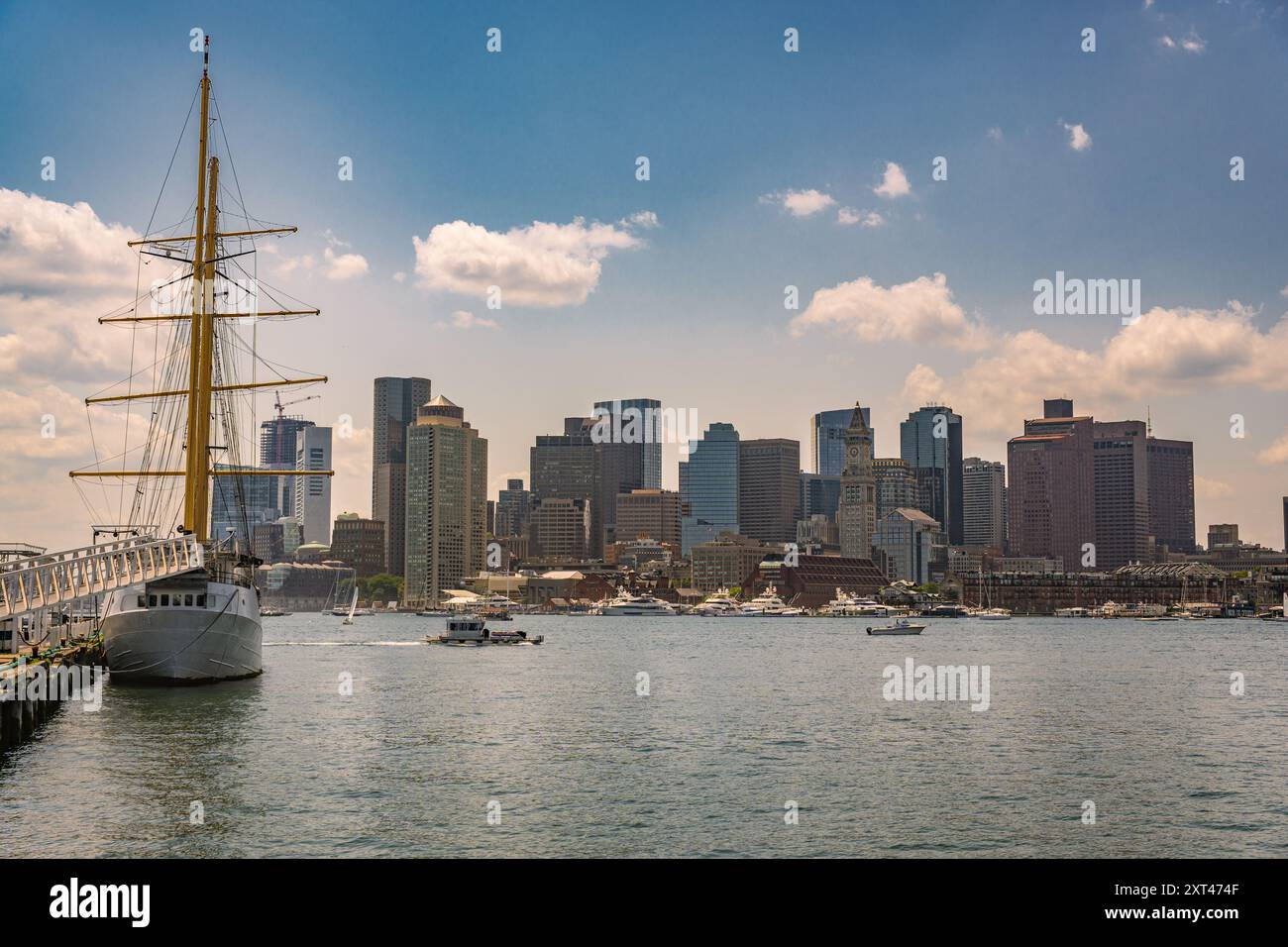 Boston, ma, États-Unis-5 août 2024 : la ligne d'horizon de Boston vue de l'est de Boston à travers le port. Banque D'Images