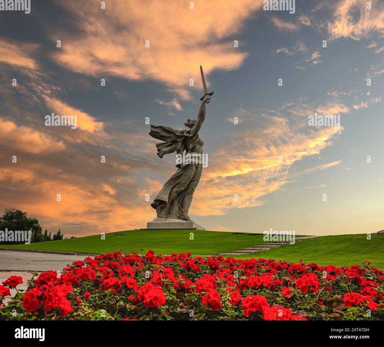 Russie, Volgograd - 01 juin 2024 : vue de la sculpture la patrie appelle Mamayev Kurgan. Au premier plan est un parterre de fleurs avec pélargonium écarlate Banque D'Images Russie, Volgograd - 01 juin 2024 : vue de la sculpture la patrie appelle Mamayev Kurgan. Au premier plan est un parterre de fleurs avec pélargonium écarlate Banque D'Images