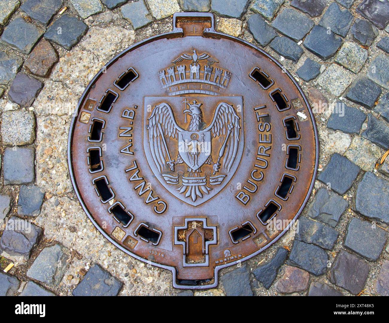 Couvercle de drain, emblème de la ville de Bucarest, Roumanie Banque D'Images