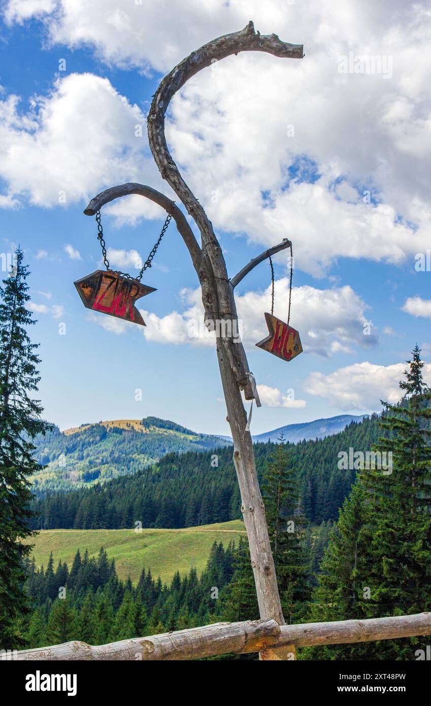 Douche et toilettes Cabana Curmatura Piatra Craiului Mountains, Roumanie Banque D'Images