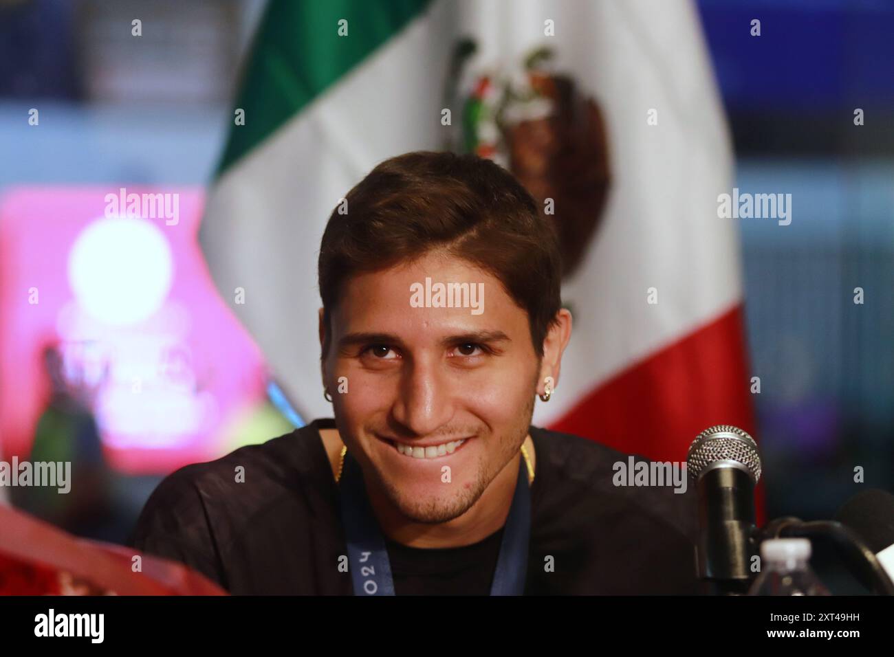 Mexico, Mexique. 12 août 2024. Le boxeur mexicain Marco Verde, médaillé d'argent aux Jeux Olympiques de Paris 2024 dans la division 71 kg, s'exprimant lors de son arrivée à l'aéroport international de Mexico. Le 12 août 2024 à Mexico, Mexique. (Photo de Carlos Santiago/Eyepix Group/SIPA USA) crédit : SIPA USA/Alamy Live News Banque D'Images