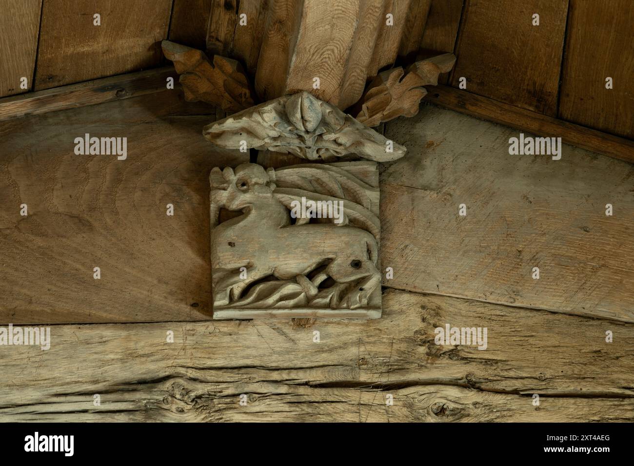 Sculpture en bois d'un cerf sur le toit de l'église Mary the Virgin, Pillerton Hersey, Warwickshire, Angleterre, Royaume-Uni Banque D'Images