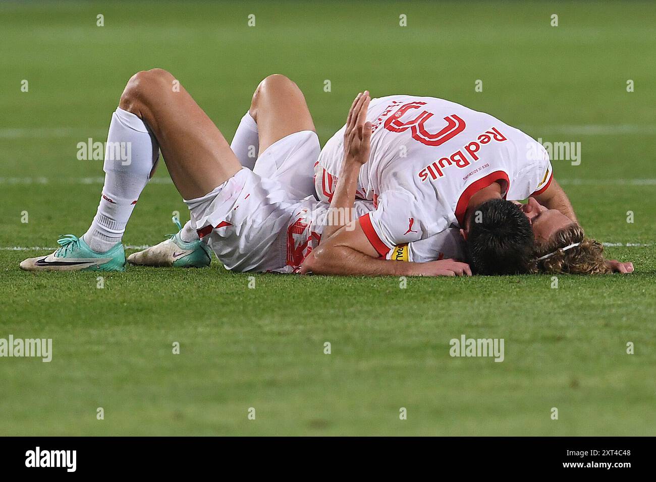 Enschede, Allemagne. 13 août 2024. Fussball UEFA Champions League qualification 3. Runde FC Twente - FC Salzburg AM 13.08.2024 im Stadion de Grolsch Veste in Enschede Schlussjubel Maurits Kjaergaard ( Salzbourg ), unten - Aleksa Terzic ( Salzbourg ), oben Foto : Revierfoto crédit : ddp Media GmbH/Alamy Live News Banque D'Images