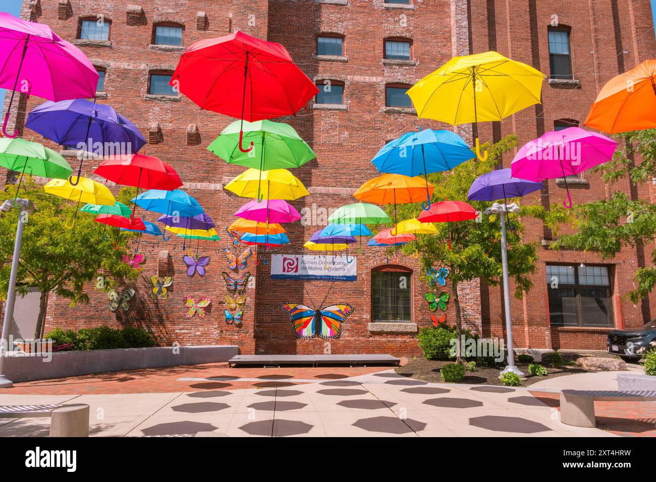 Lawrence, ma, États-Unis-22 juin 2023 : parapluies colorés dans un espace de réunion à Warehouse Square à Everett Mill dans la ville historique d'immigrants de Lawrence M. Banque D'Images