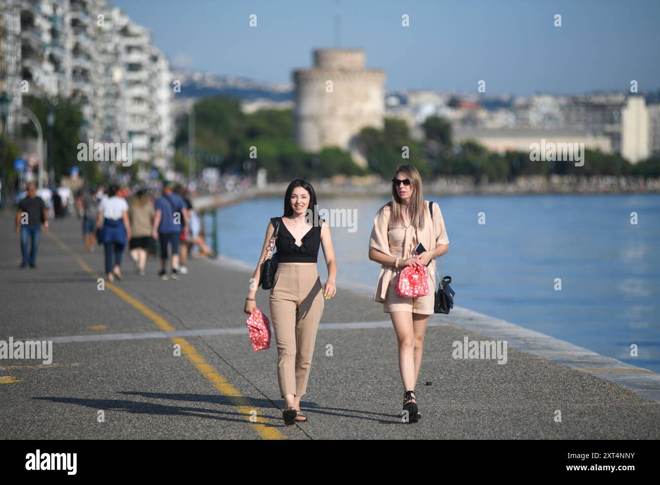 Femmes marchant à travers le front de mer de Thessalonique. Grèce Banque D'Images