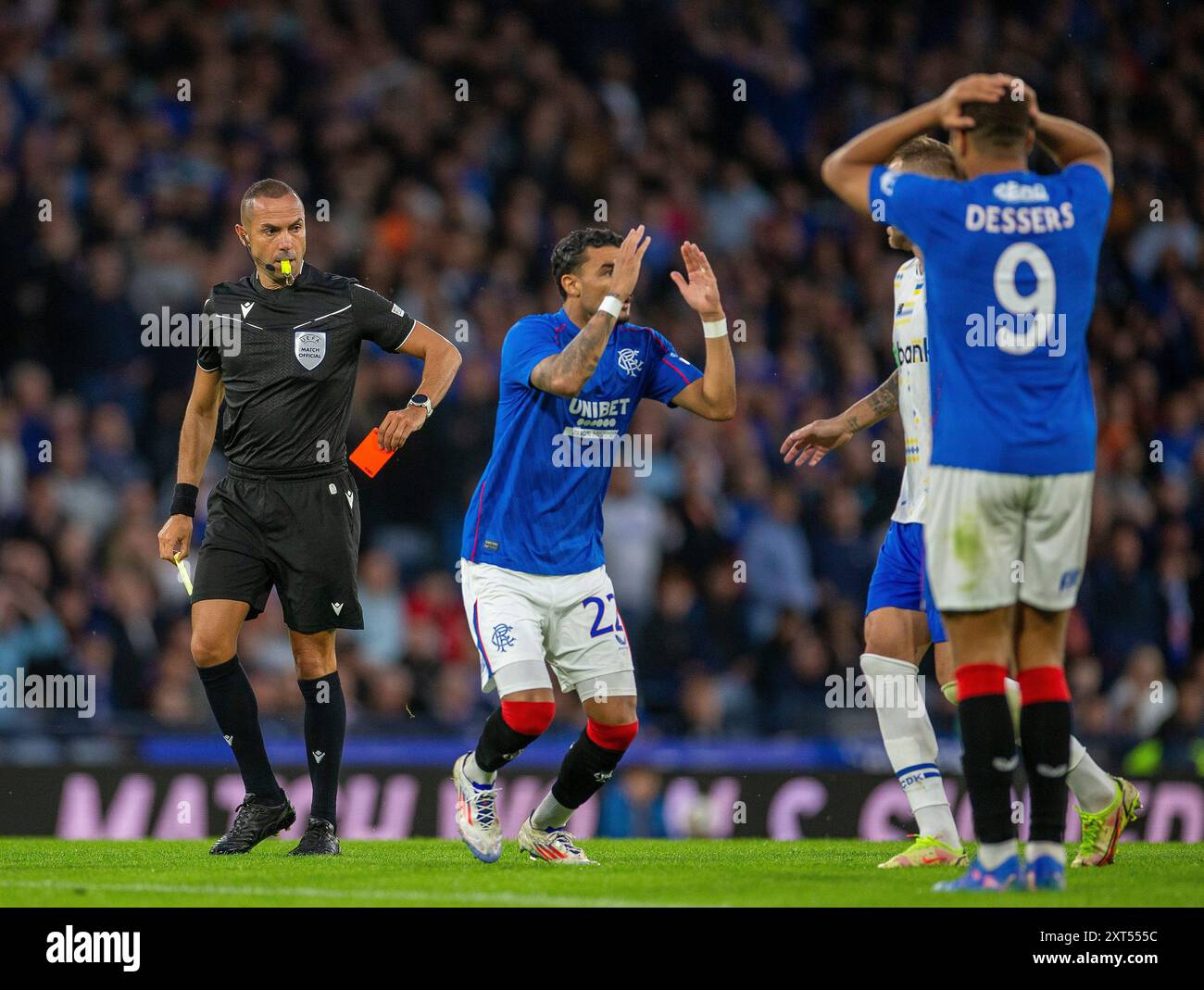 Hampden Park, Glasgow, Royaume-Uni. 13 août 2024. Ligue des champions de football qualificatif, deuxième manche, Rangers contre Dynamo Kyiv ; Jefte of Rangers réagit après avoir reçu un deuxième carton jaune suivi d'un carton rouge par l'arbitre Marco Guida après qu'il saute avec Oleksandr Karavaiev du Dynamo Kyiv semblant l'accuser Credit : action plus Sports/Alamy Live News Banque D'Images