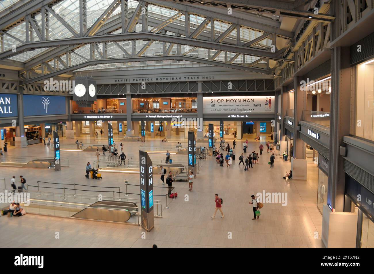 New York, États-Unis. 12 août 2024. Les gens sont vus à l'intérieur du Moynihan train Hall à Manhattan, New York. (Photo de Jimin Kim/SOPA images/SIPA USA) crédit : SIPA USA/Alamy Live News Banque D'Images