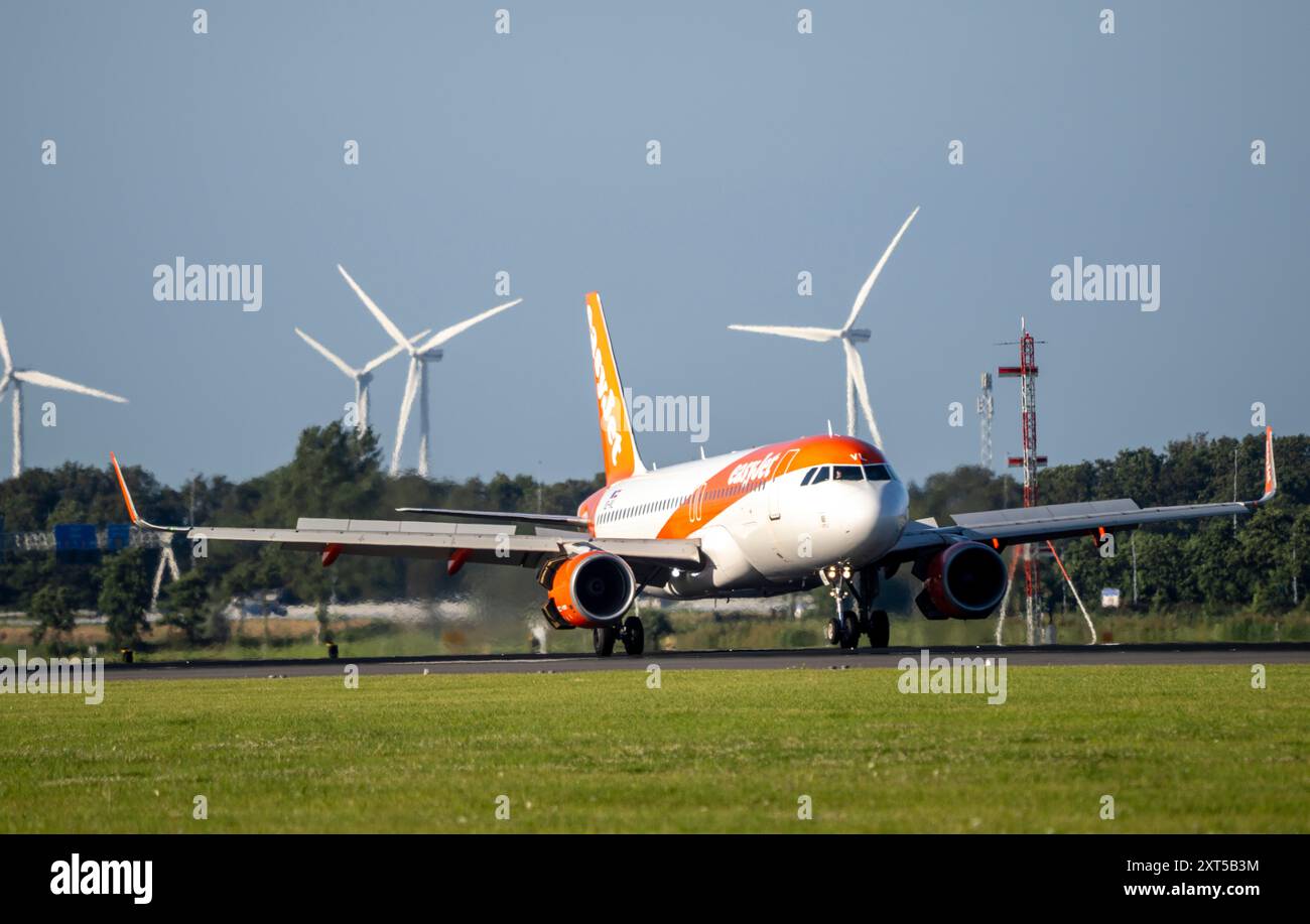 EasyJet, atterrissage d'avion à l'aéroport d'Amsterdam Schiphol, Polderbaan, 18R/36L, parc éolien en arrière-plan, pays-Bas, Banque D'Images